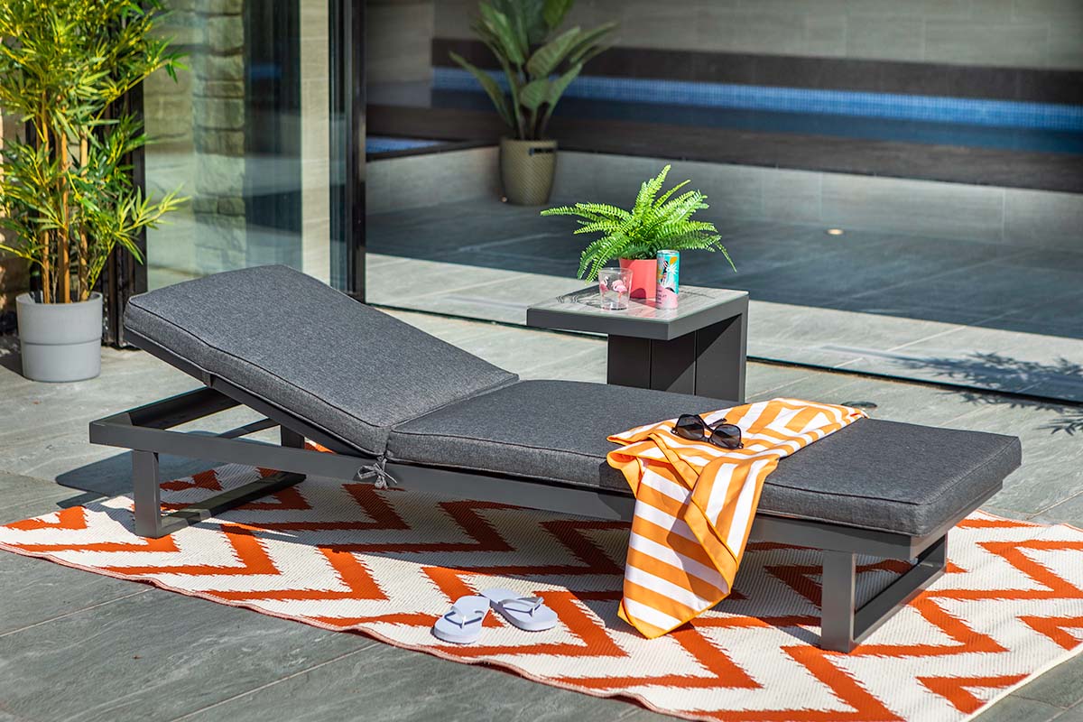 Cosmopolitan Lounger