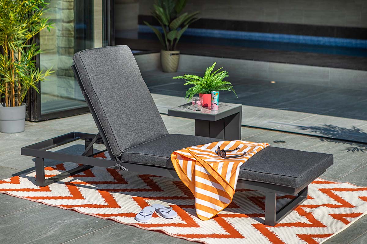 Cosmopolitan Lounger