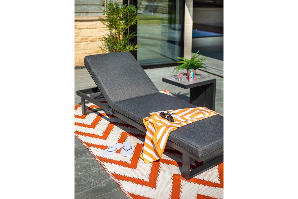 Cosmopolitan Lounger