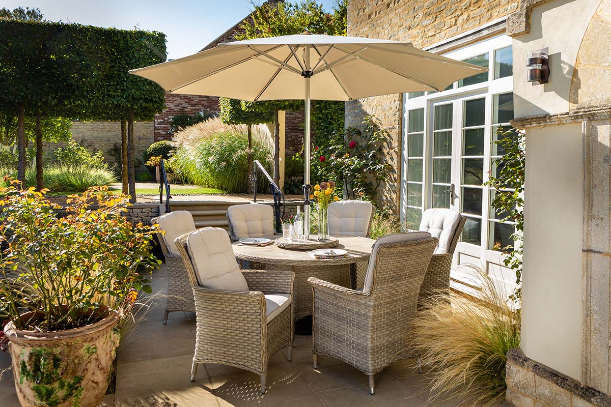 Heritage 6 Seat Round Dining Set