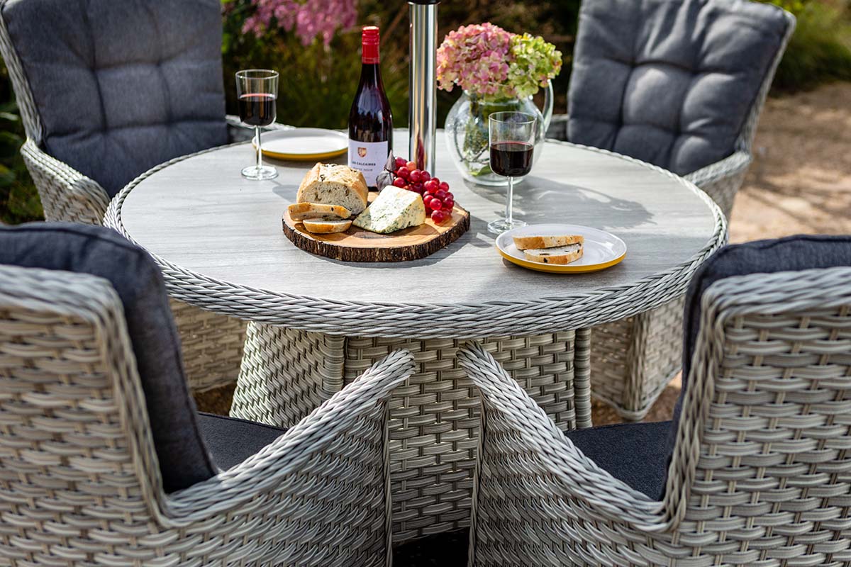 Heritage 4 Seat Round Dining Set
