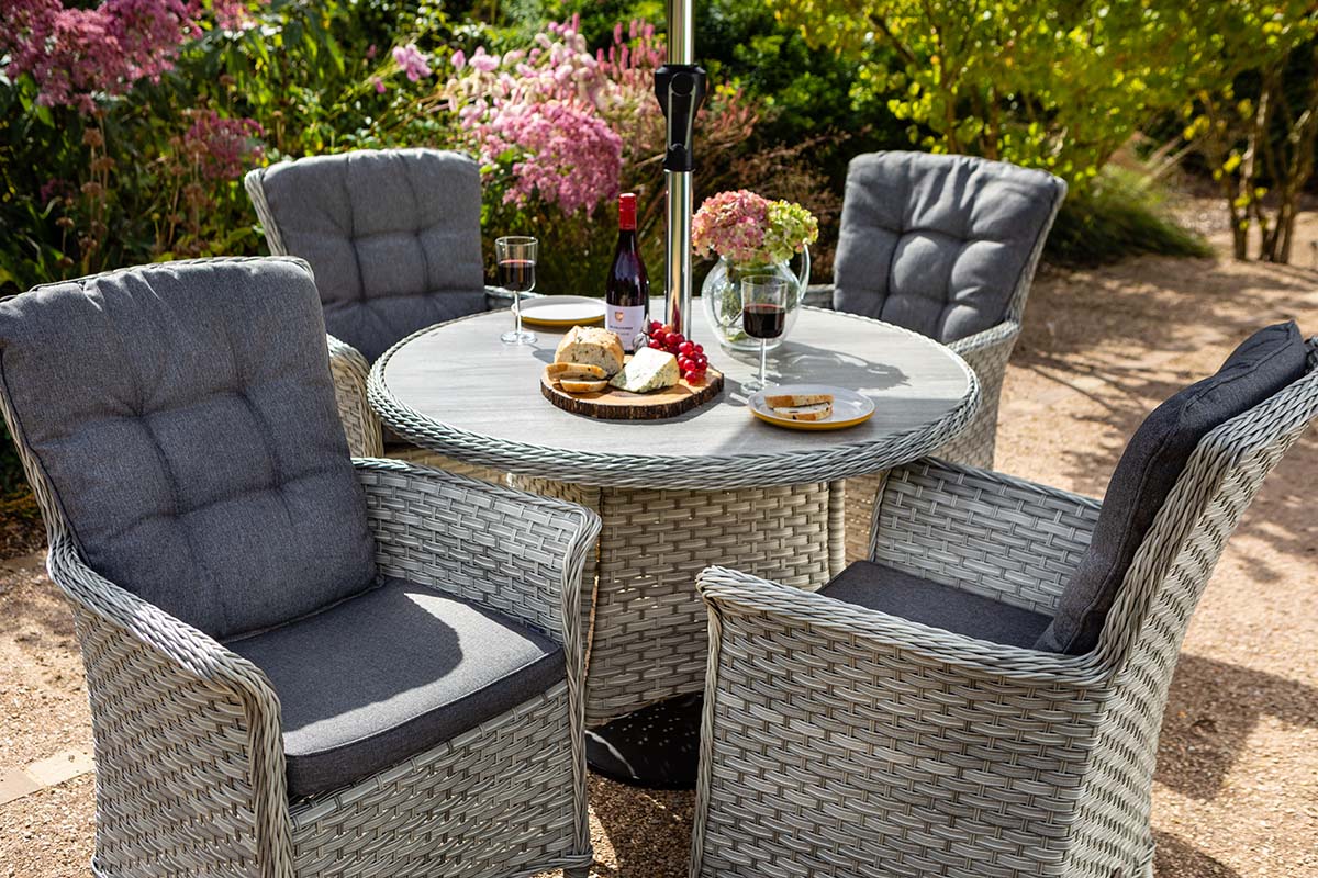 Heritage 4 Seat Round Dining Set