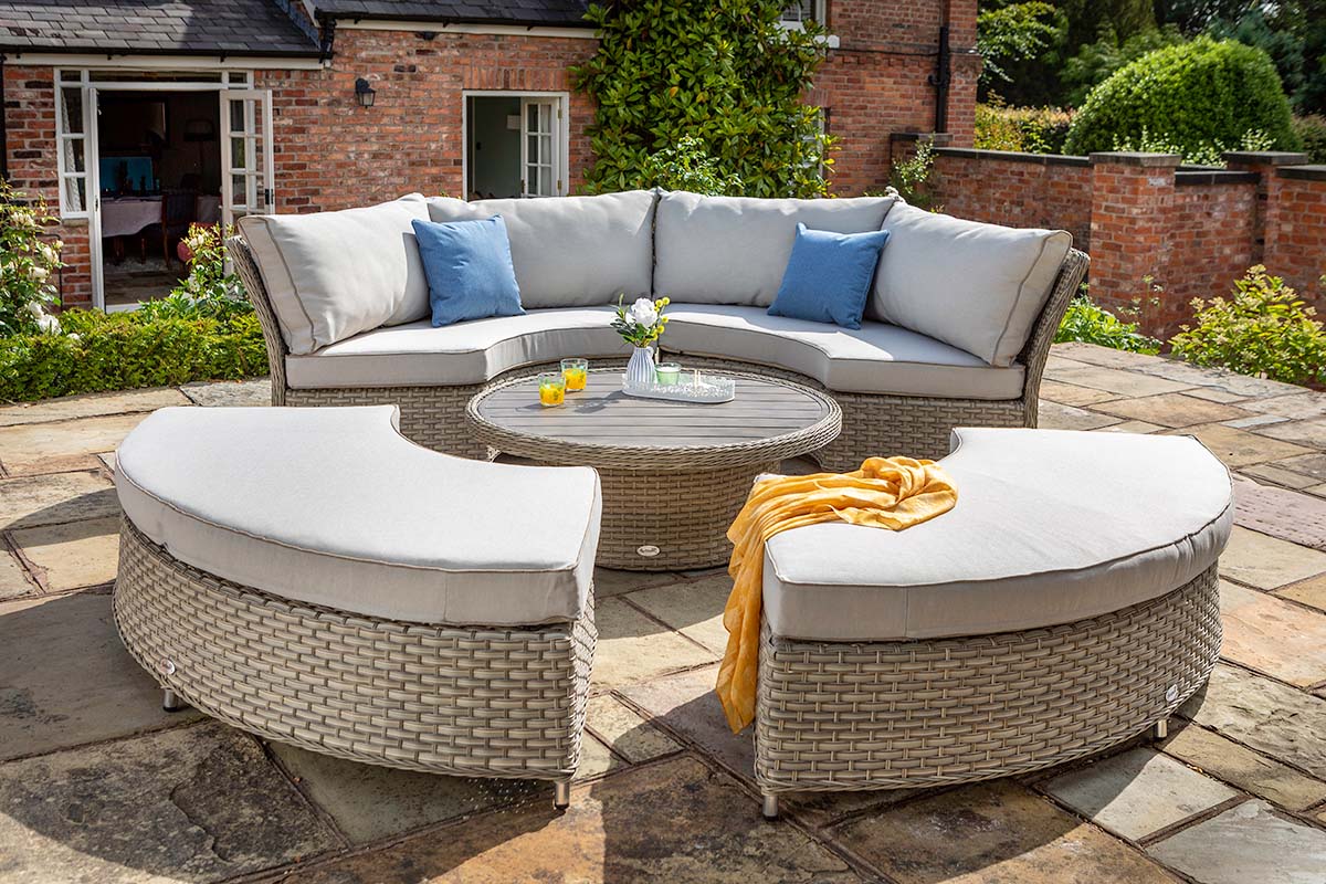 Heritage Grand Round Casual Dining Set & Day Bed 