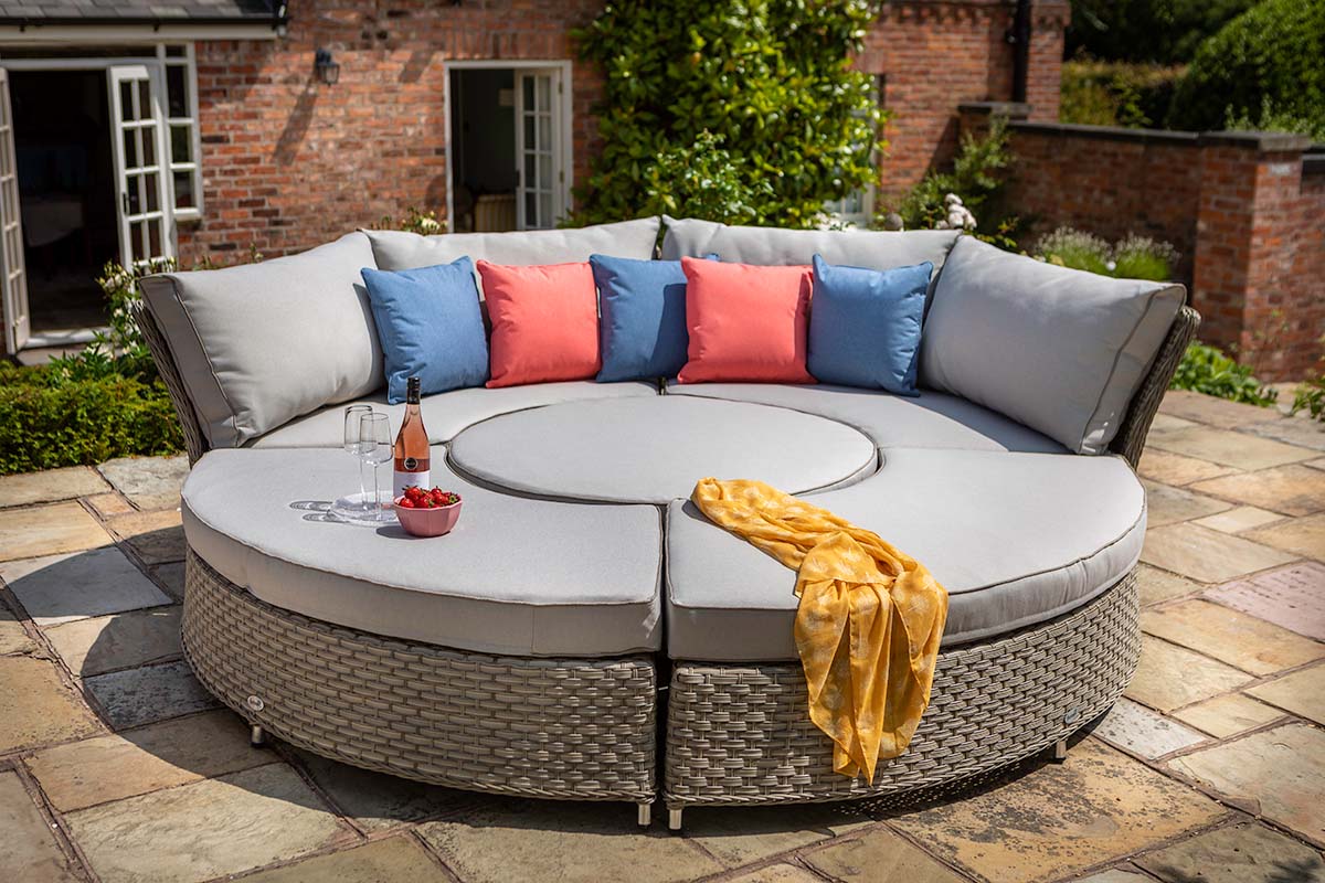 Heritage Grand Round Casual Dining Set & Day Bed 