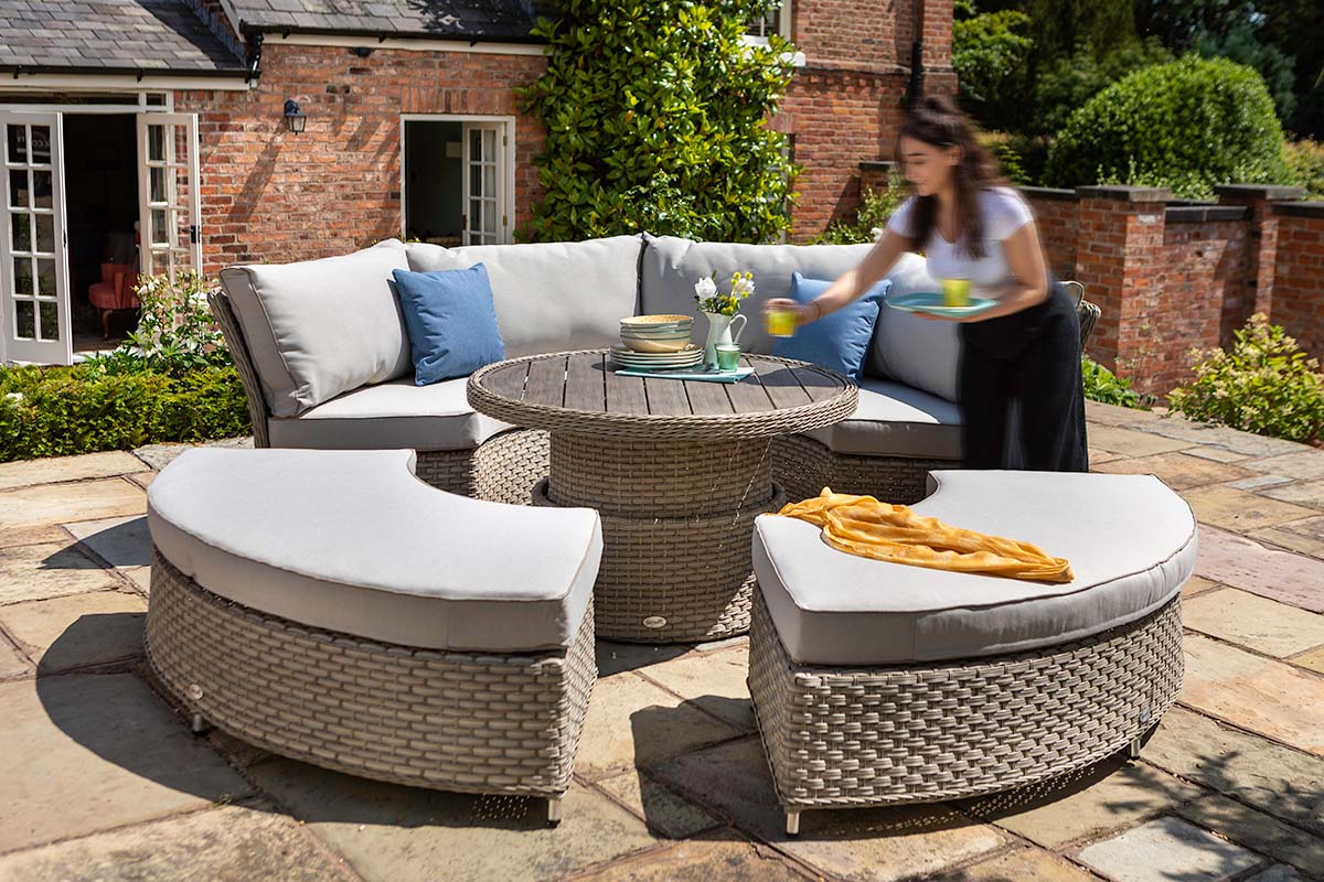 Heritage Grand Round Casual Dining Set & Day Bed 