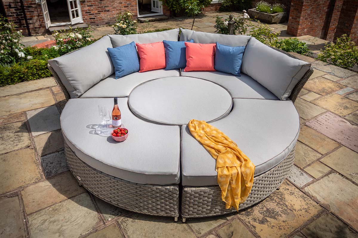 Heritage Grand Round Casual Dining Set & Day Bed 