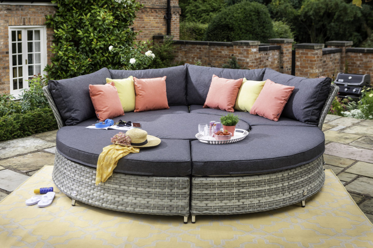 Heritage Grand Round Casual Dining Set & Day Bed 