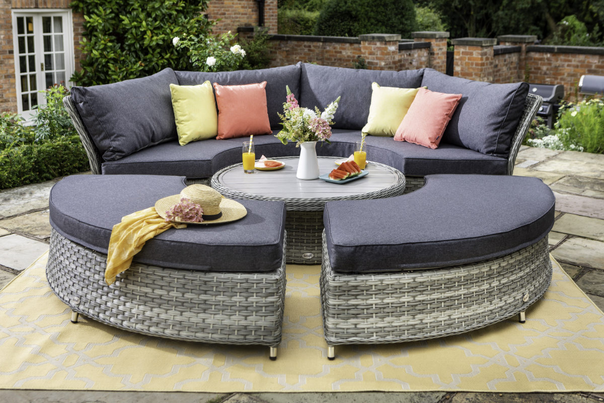 Heritage Grand Round Casual Dining Set & Day Bed 