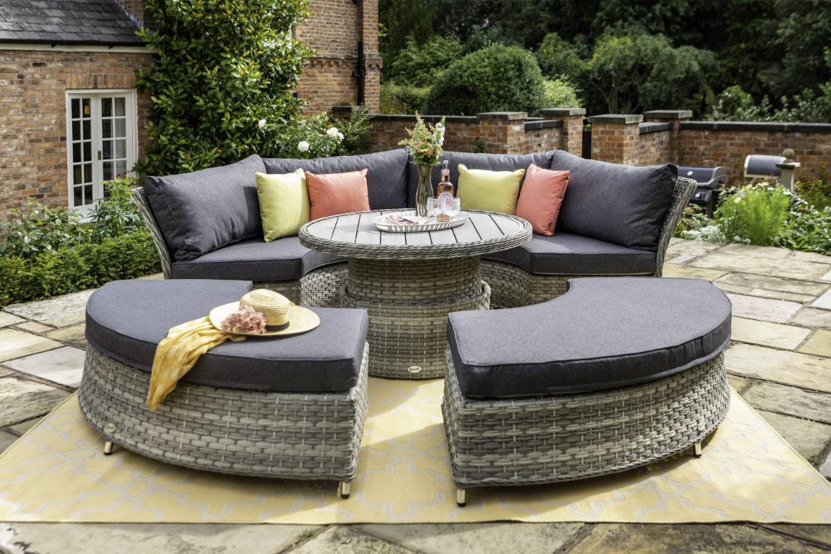 Heritage Grand Round Casual Dining Set & Day Bed 