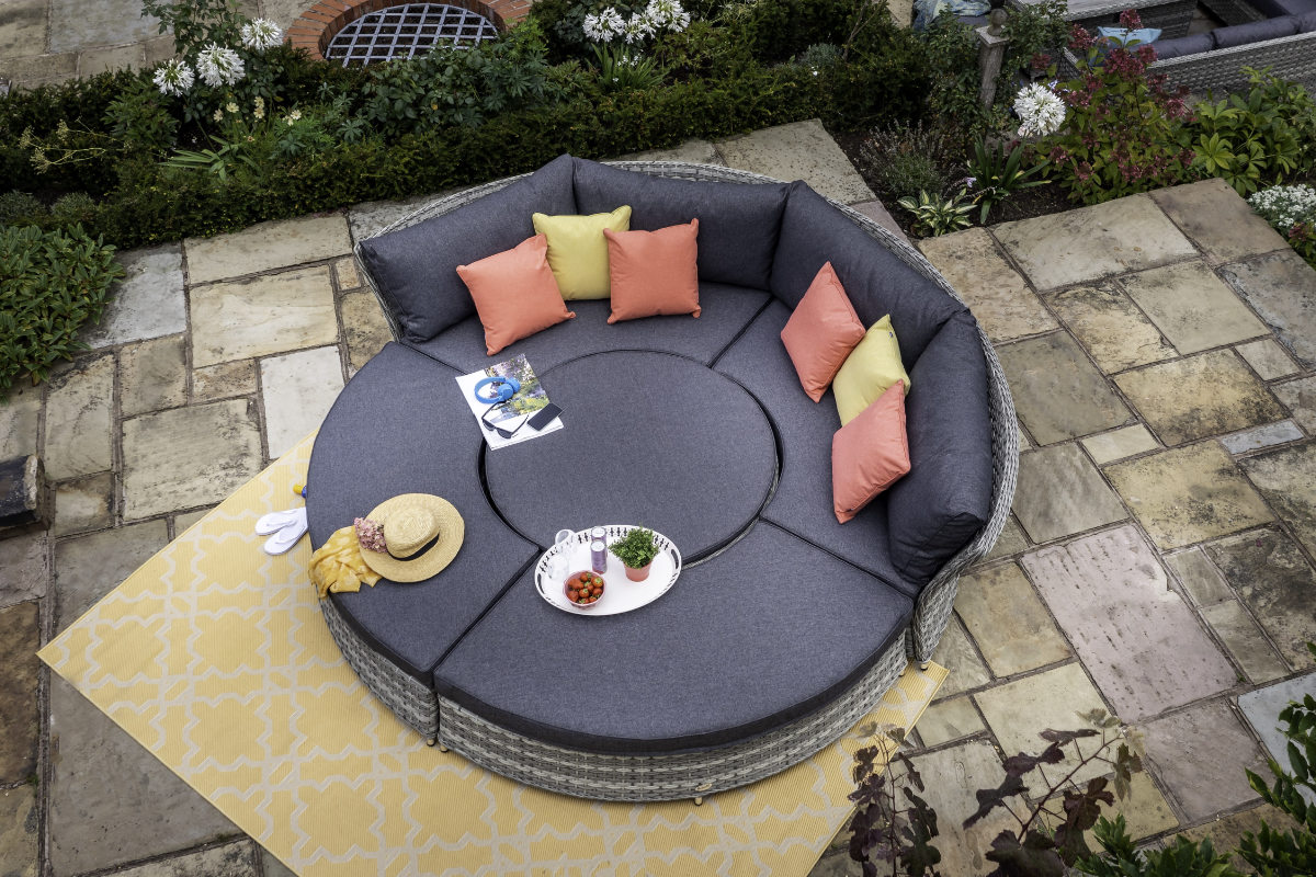 Heritage Grand Round Casual Dining Set & Day Bed 