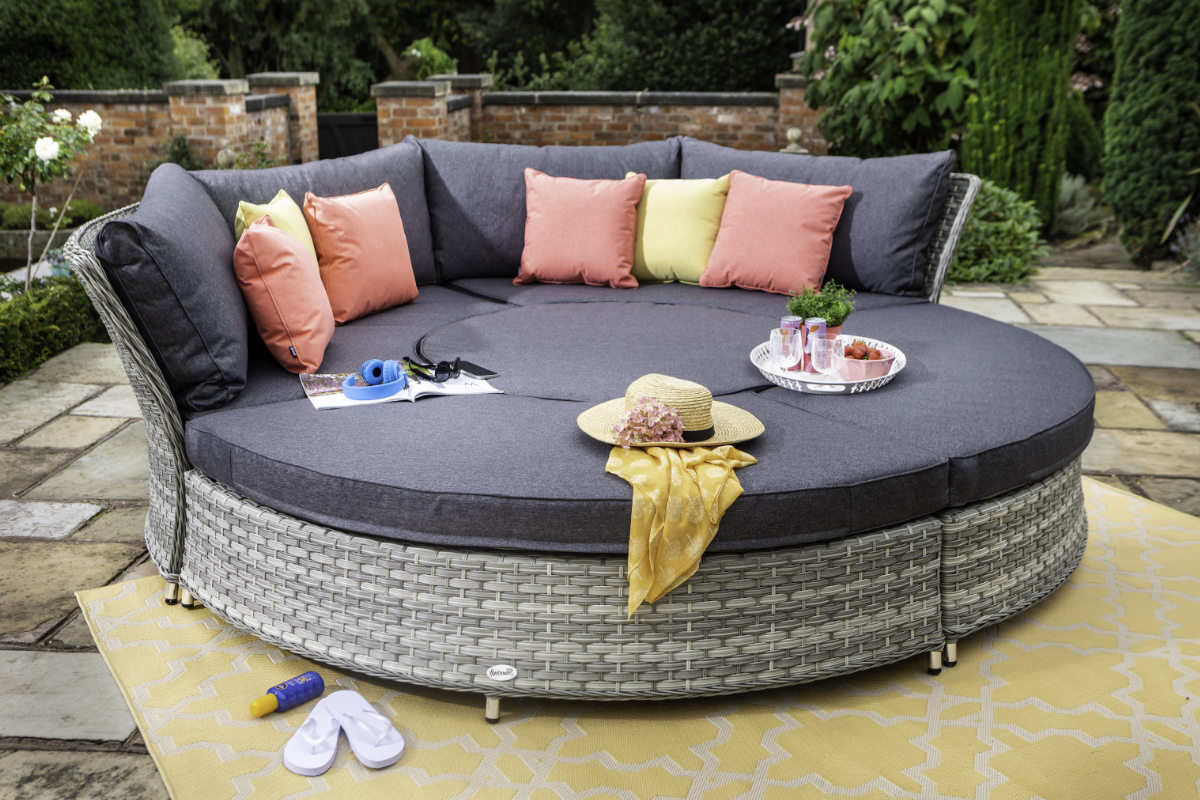 Heritage Grand Round Casual Dining Set & Day Bed 