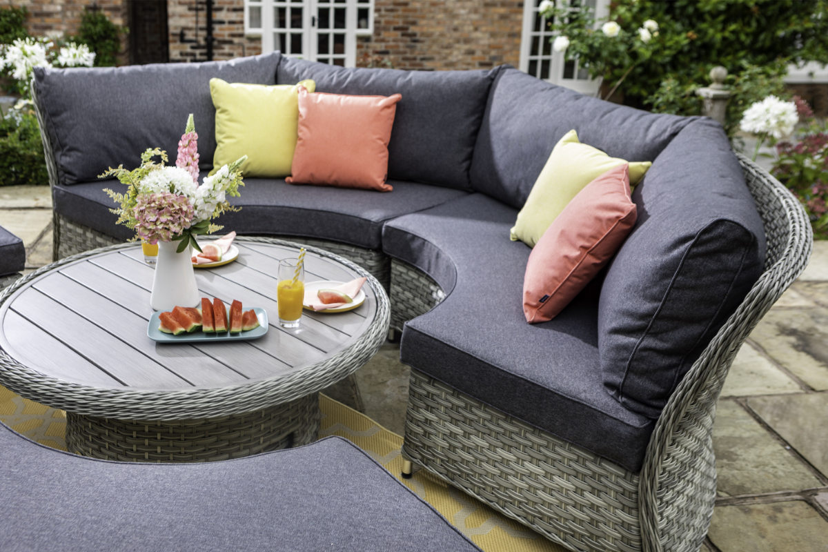 Heritage Grand Round Casual Dining Set & Day Bed 