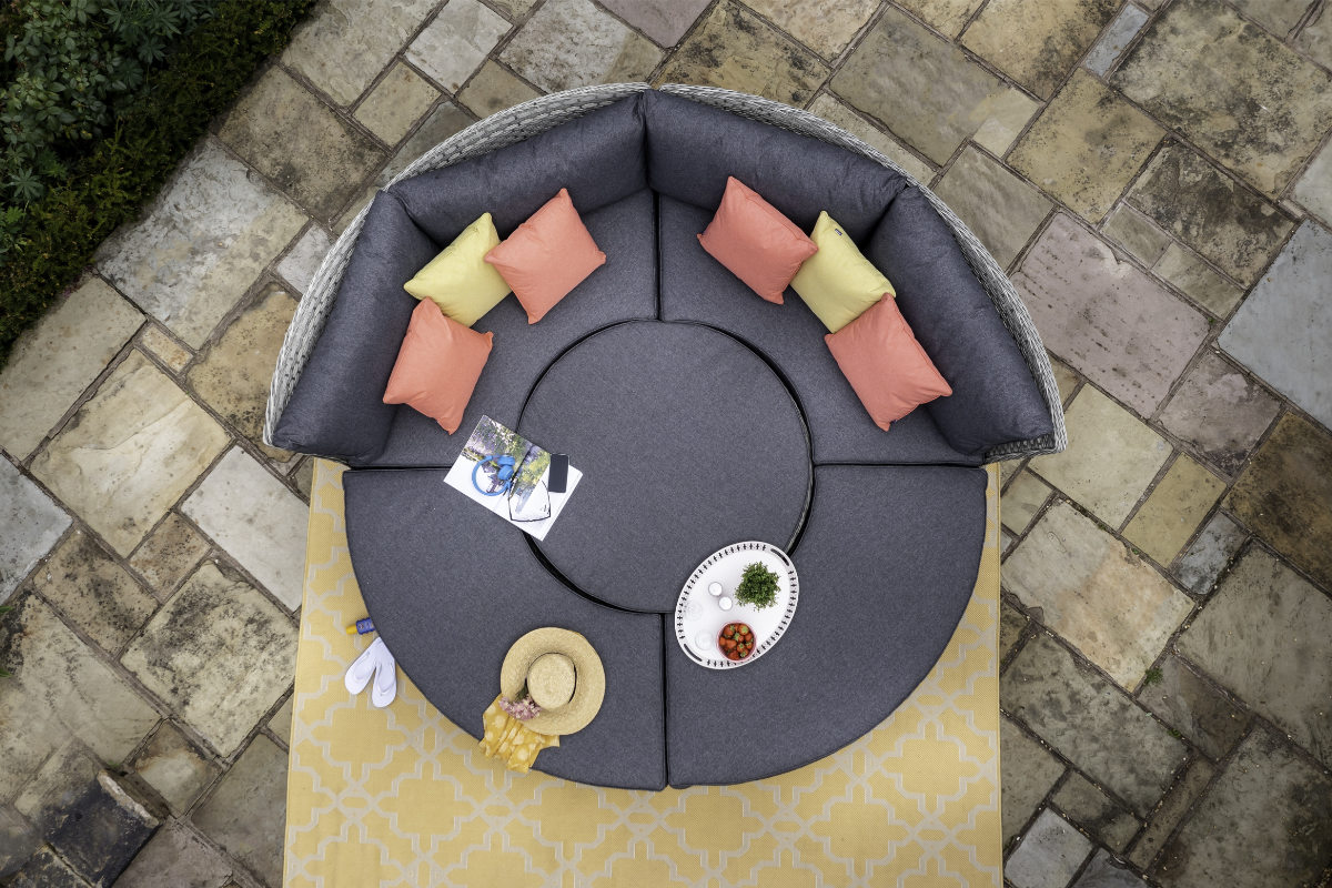 Heritage Grand Round Casual Dining Set & Day Bed 
