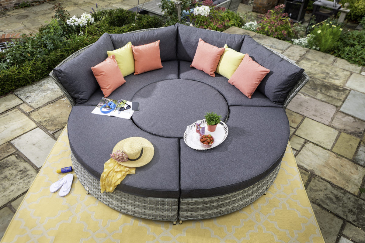 Heritage Grand Round Casual Dining Set & Day Bed 